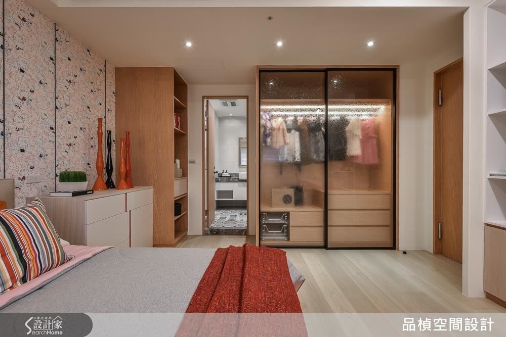 女孩房貼上 kitty 壁紙，衛浴地面貼上花磚，處處看得見小女孩兒的情趣。