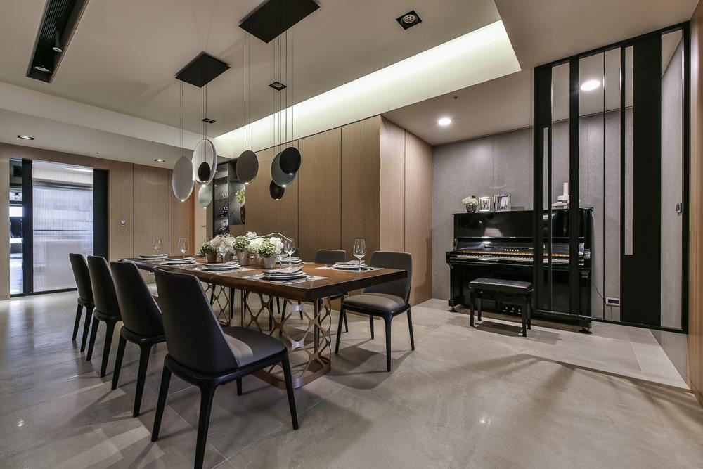 畸零空間改造變身鋼琴區，增加收納空間，滿足生活機能。