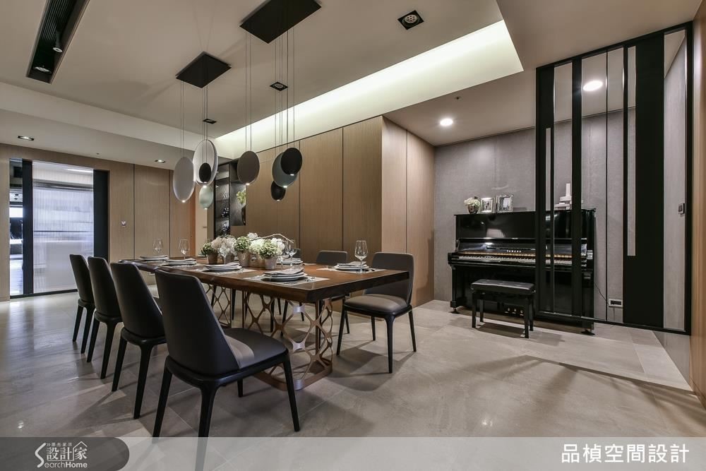 畸零空間改造變身鋼琴區，增加收納空間，滿足生活機能。