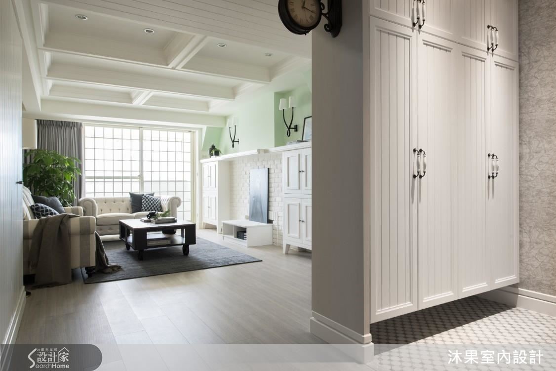 于設計師建議，在進行簡約的美式風格設計時，天花與牆面可擇一進行較為繁複的設計，避免視覺過度雜亂冗贅。