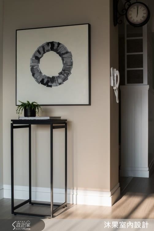 利用雙面鐘、掛畫等線條俐落或帶有鐵件元素的家飾細節注入現代風格，避免過度濃重的美式氣息。