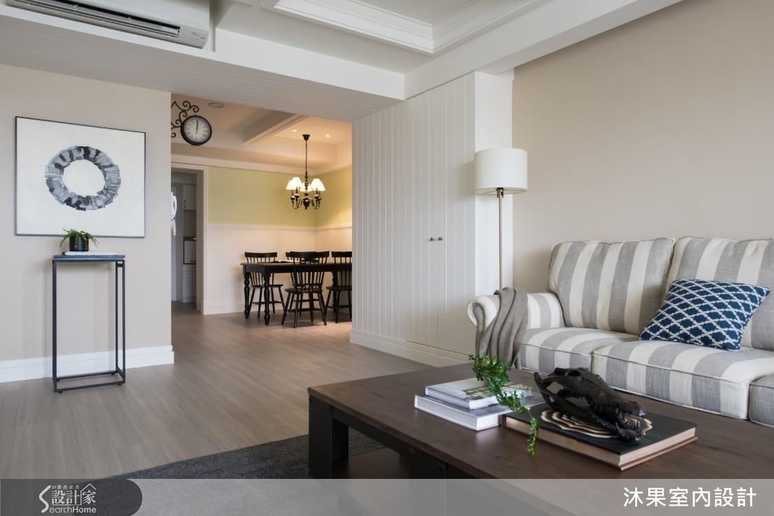 餐廳壁面延續主牆蘋果綠色調，搭配暖黃燈光，為用餐時光創造溫馨感。更特意使用白牆與深色木桌椅，創造空間景深。