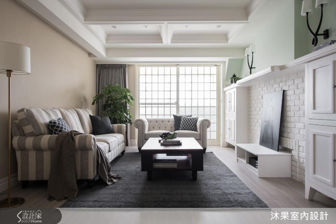 客廳主牆與背牆分別使用蘋果綠與藤色系，除了利用大地色調創造自然對比，更為沉穩空間帶來生機活力。