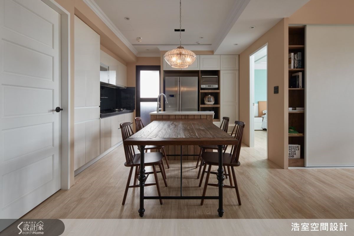 廚房電器則隱身在簡潔的鄉村風餐櫃裡,捨棄過於繁複的線板,直接以線條取代,呈現井井有條的主人特質。 廚房電器則隱身在簡潔的鄉村風餐櫃裡,捨棄過於繁複的線板,直接以線條取代,呈現井井有條的主人特質。