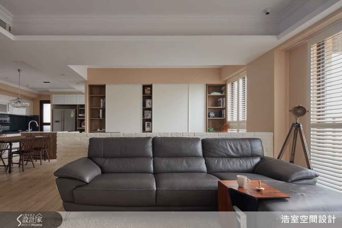 從客廳看過去,隔間剛好與沙發齊高,整牆的書櫃及收納必要時可以將拉門關起來形成壁面,保持視覺淨空,而開闊的空間感、良好的採光,就足以令人放鬆。 從客廳看過去,隔間剛好與沙發齊高,整牆的書櫃及收納必要時可以將拉門關起來形成壁面,保持視覺淨空,而開闊的空間感、良好的採光,就足以令人放鬆。