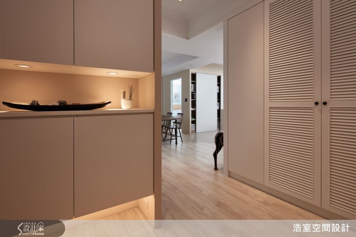 做了假牆而變出來的玄關,也設計玄關櫃,刻意不做滿,再加上間接光源,可以減輕櫃體壓力。 做了假牆而變出來的玄關,也設計玄關櫃,刻意不做滿,再加上間接光源,可以減輕櫃體壓力。