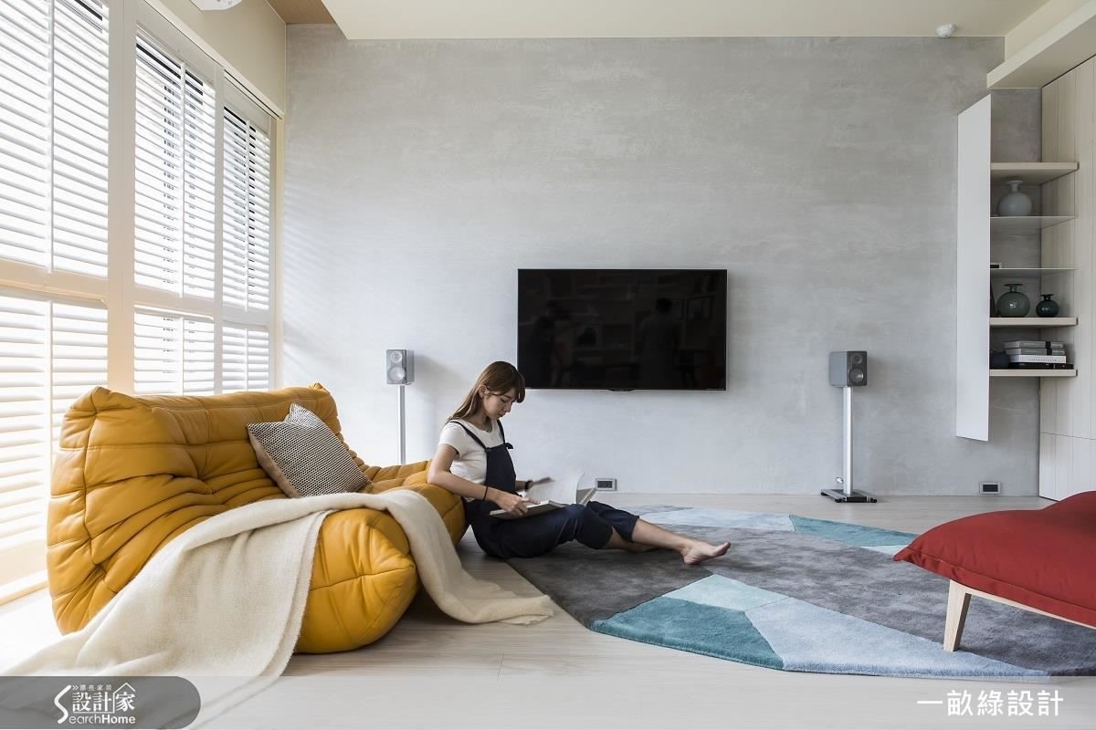 輕盈的懶骨頭沙發、單椅等家具，可以按照使用者的需求挪動位置，展現空間的各種可能，以及隨性自在的生活態度。