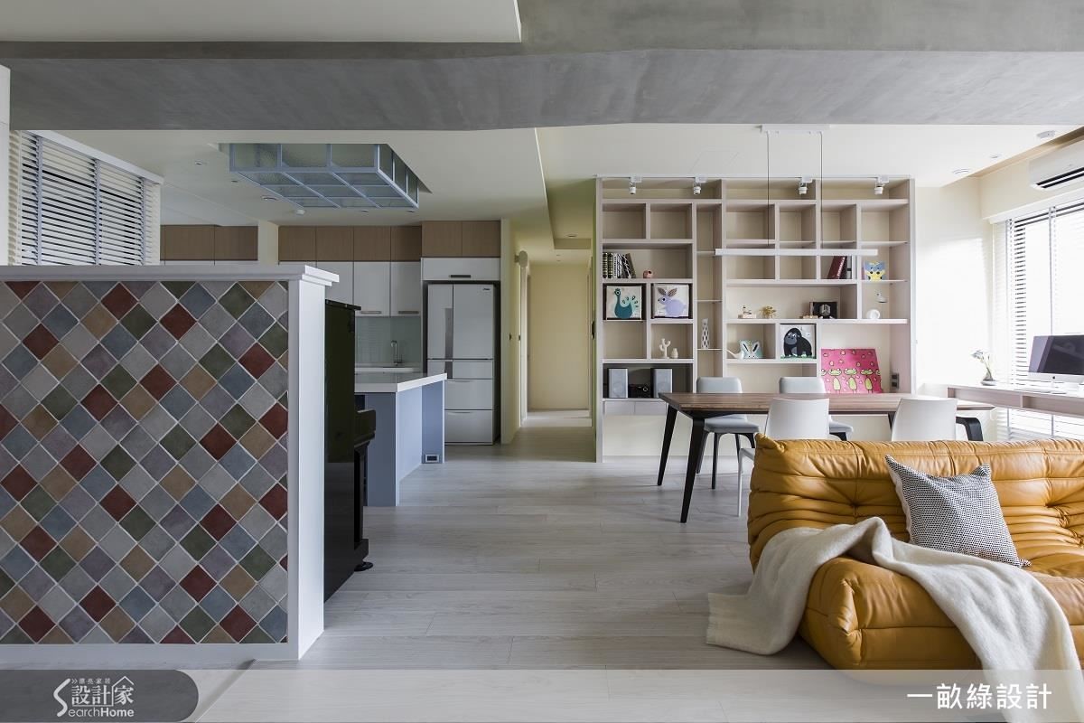 除了一般常見的客廳和餐廚規劃，也特地安排開放式琴房、多功能閱讀區，為親子之間安排多元的互動性，並佐上甜美色彩，營造愉悅輕快的北歐生活感。