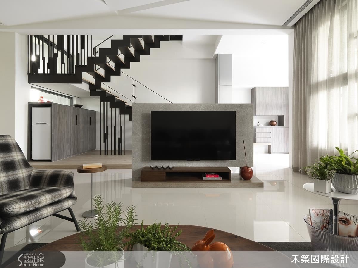 禾築設計為了讓整幢樓充滿朝氣與質感，引入大量自然光，樓梯用鐵件結構搭配溫潤的木地板，成為整幢樓的主視覺。