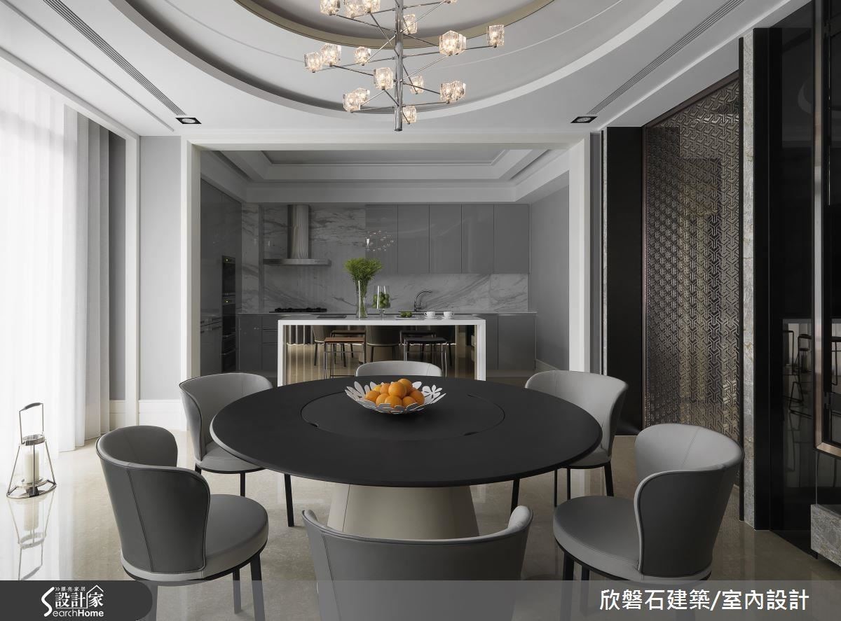 開放式的餐廚場域一氣呵成，用無彩色調提升空間質感，展現成熟品味的精粹藝術。