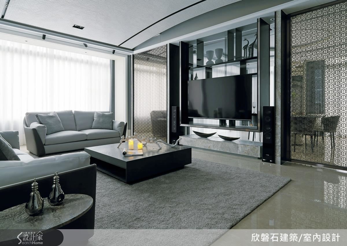 客廳以半弧型天花板作造型，不只避開頭頂大樑，更在不降低空間高度的前提下，使視覺感更加寬闊。搭配沙發上的ㄇ型雅典米黃仿古面大理石，巧妙收整天頂線條，營造俐落清爽的居家氛圍。