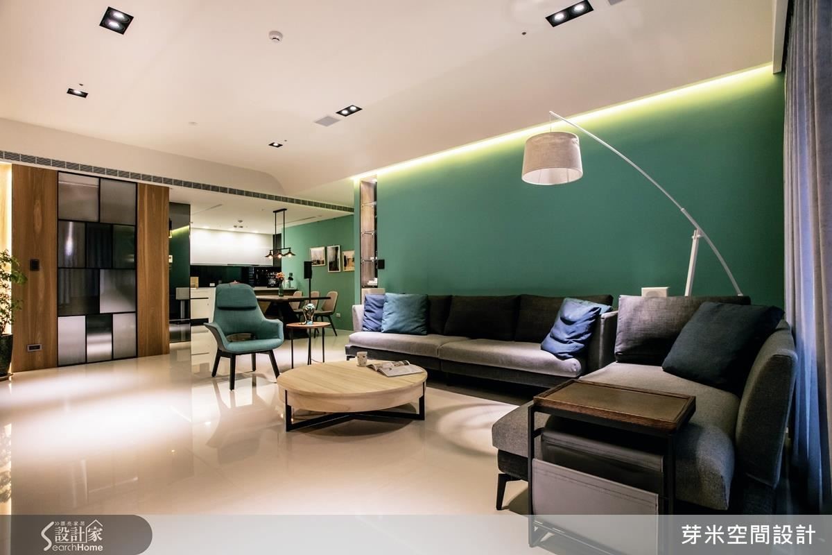 電視牆以 石薄片切割「工字」線型， 與木作鐵件展示櫃，空間工整更添人文氣息。