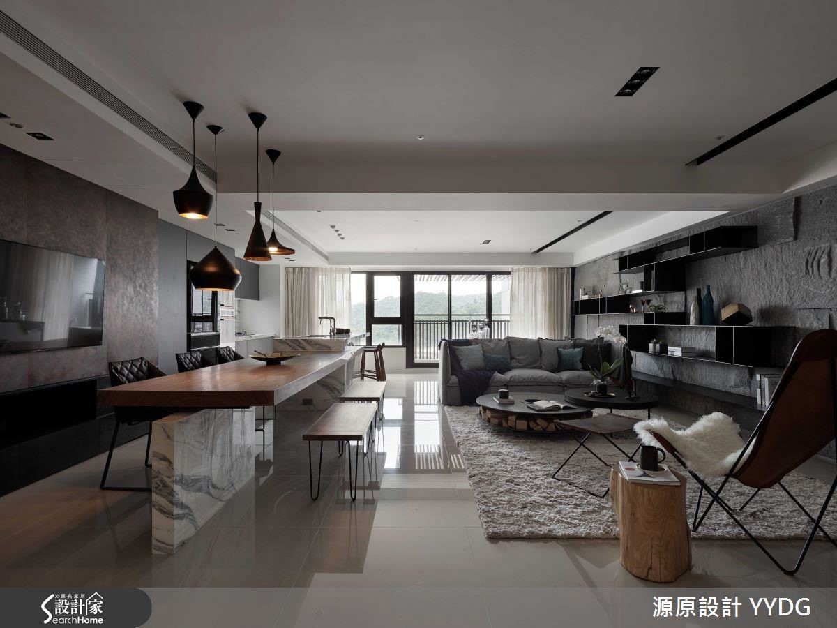 客廳黑色岩牆與橫向錯落的鐵件格架，包容生活上的蒐藏，解構出最動人的框景。