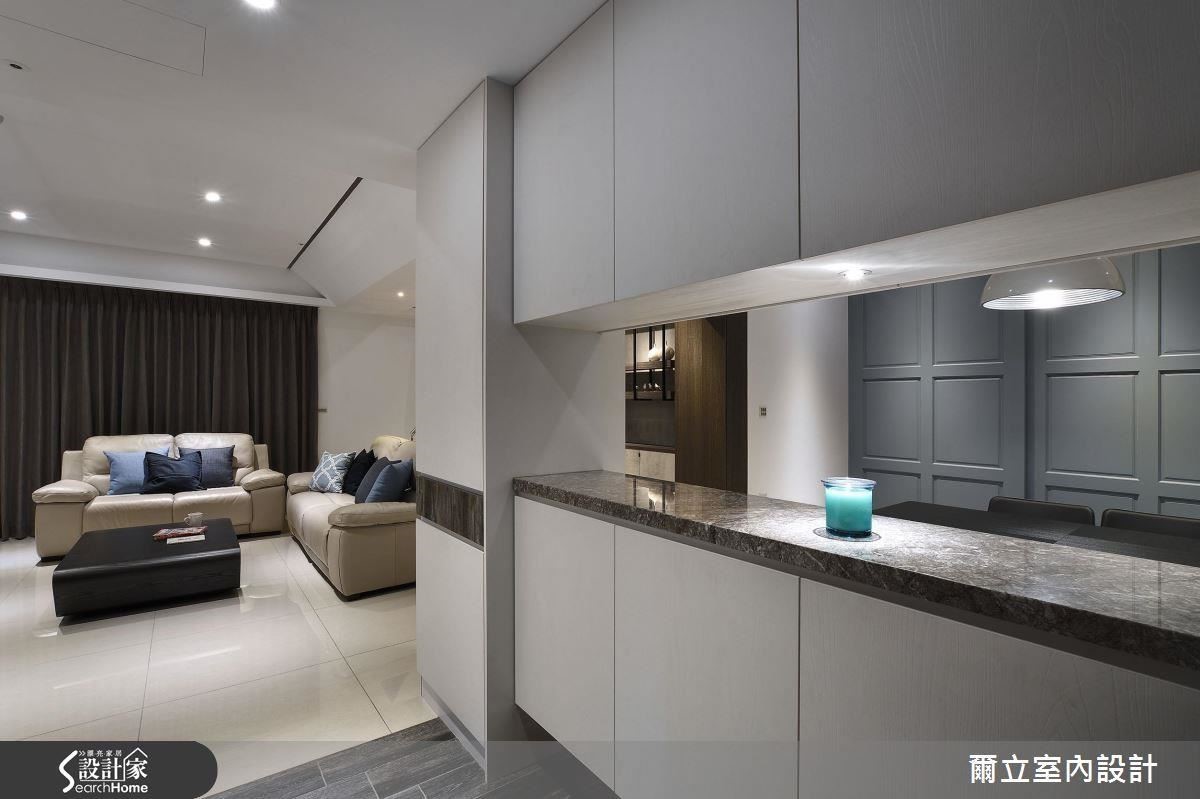 利用玄關收納櫃的穿透手法，不只消除櫃體本身的沉重感，更為空間設計上帶來趣味性。