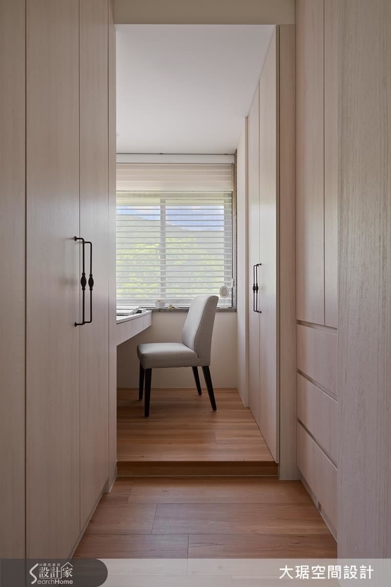 主臥更衣室與化妝檯。