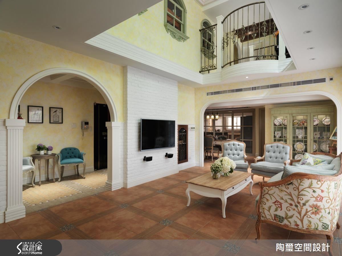 設計師利用挑高優勢，奇蹟改造一樓地坪面積僅 30 出頭的毛胚屋，讓童話故事中的南法城堡躍然眼前！