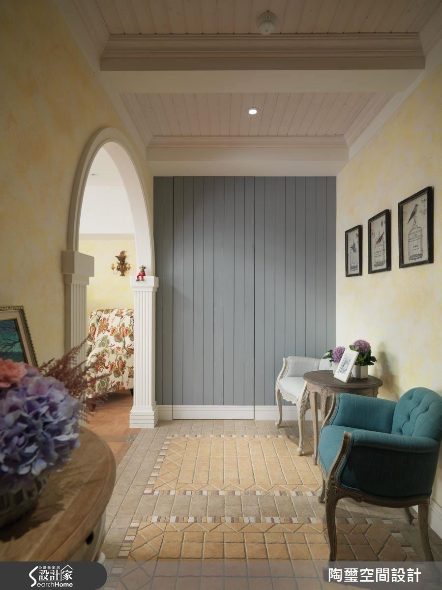 設計師特意採用圓弧造形設計過道拱門，重現經典的古堡氣息。