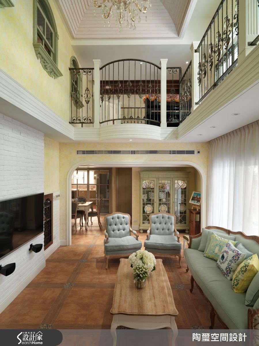 以歐式線板巧妙劃分一、二樓空間，並在二樓廊道加上線條精緻的鍛造欄杆，創造歐式大宅風尚。