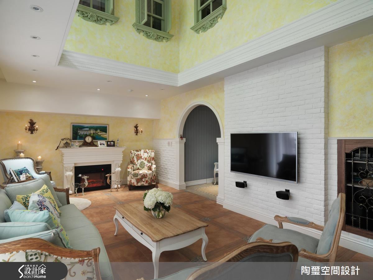 利用鏤空鐵件，將機櫃巧妙融合在電視牆右側，創造宛如紅酒櫃的效果，達到不露痕跡的收納目的。