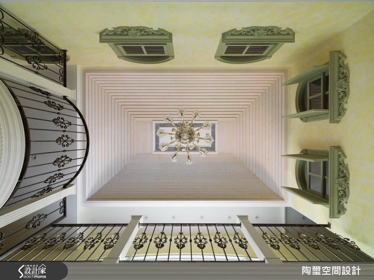 對內開窗設計以中世紀歐洲款式為藍本，利用木作創造雕花效果，搭配木百葉與橄欖綠，呈現道地、清新的端景。