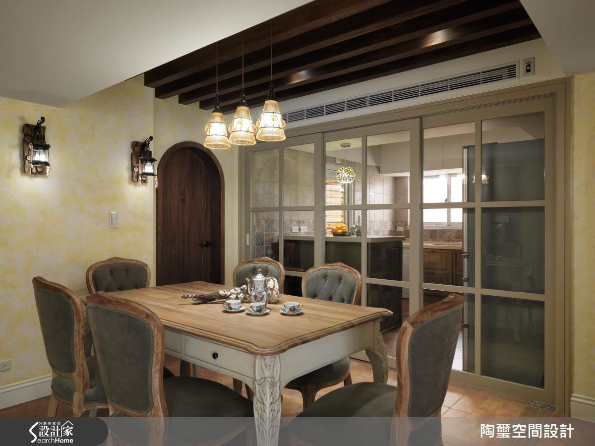 餐廚空間以鵝黃為主色，餐椅、系統櫃面皆以橄欖綠為輔色，並以木樑消弭壓樑困擾，以色調與材質創造豐富層次。