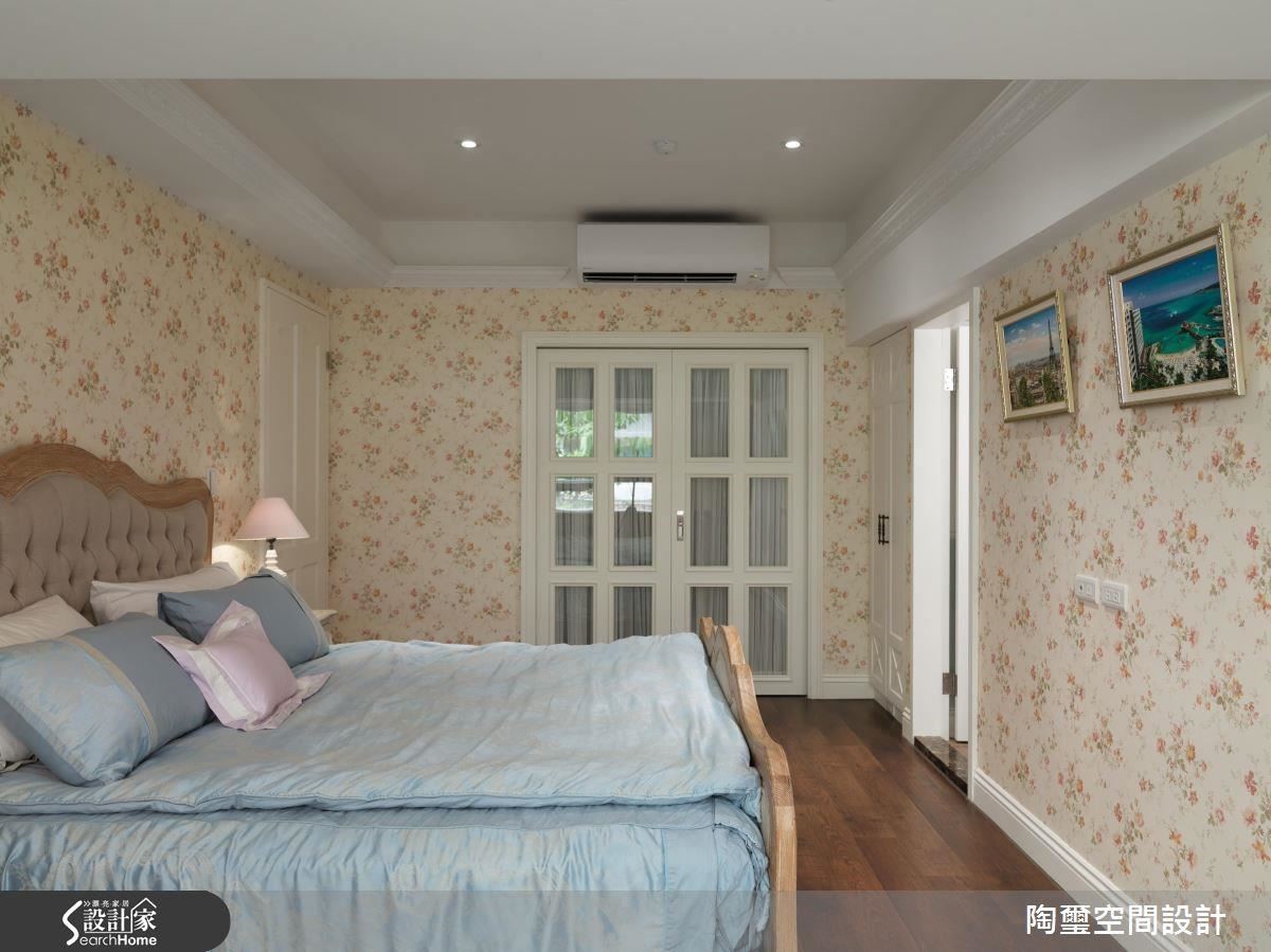 喜愛旅行的夫妻，每道一個地方就會請當地的畫家描繪當地的風景，設計師更把風景帶入臥房，展現異國田園風光。