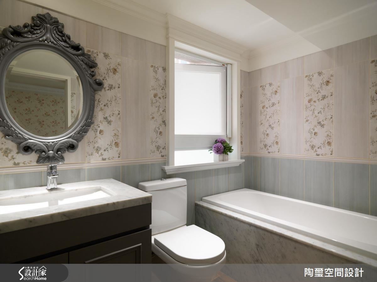 主浴利用宛如壁紙的碎花磁磚，創造細緻的浴室牆面細節，嚴選大理石材質與客製化雕花鏡框，鄉村風中依然散發出莊園古堡的氣勢。