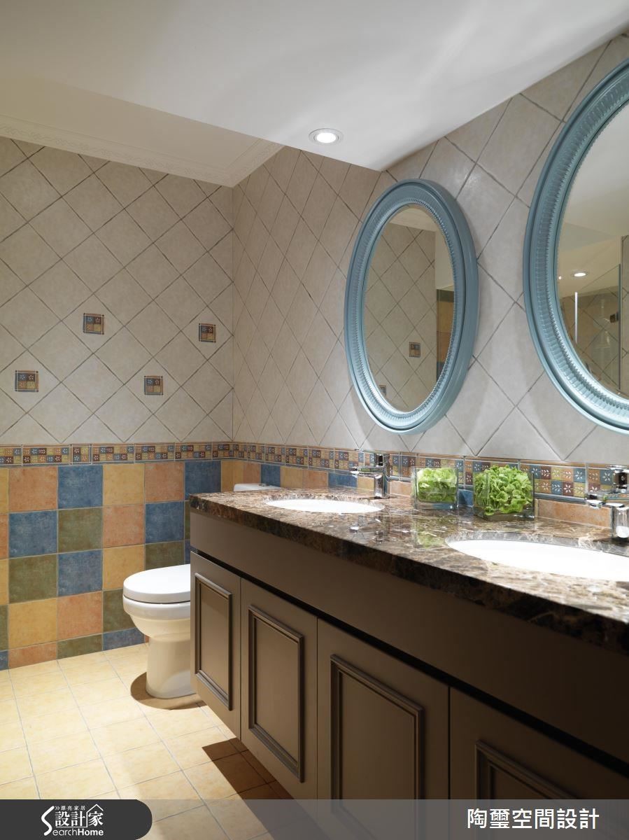 為了讓孩子們的盥洗動線更為流暢，設計師打造了雙洗手台，更拼貼繽紛磁磚，大幅增加童趣感。