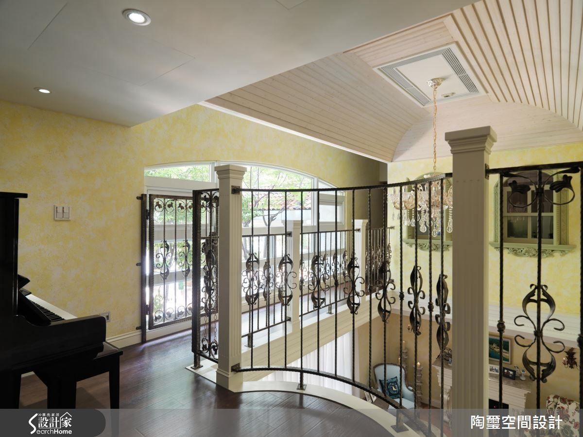 除了增高開放式琴房的欄杆高度，更在通往書房的廊道加上一道鏤空鐵門，讓孩子們不會誤闖較低的欄杆區域。