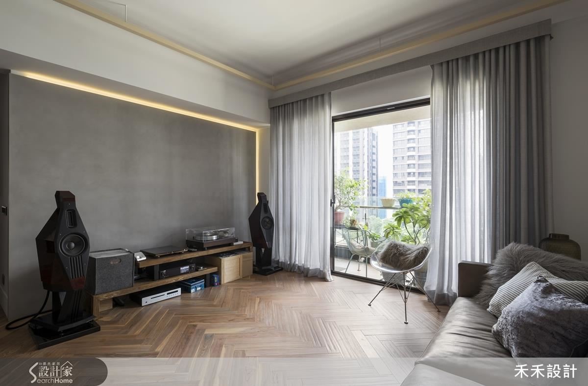 紗質窗簾布，提高光線穿透度，也讓空間多了輕盈感；人字型拼貼方式，讓不規則的木地板花色，自然地、沉穩地令人感到平靜。