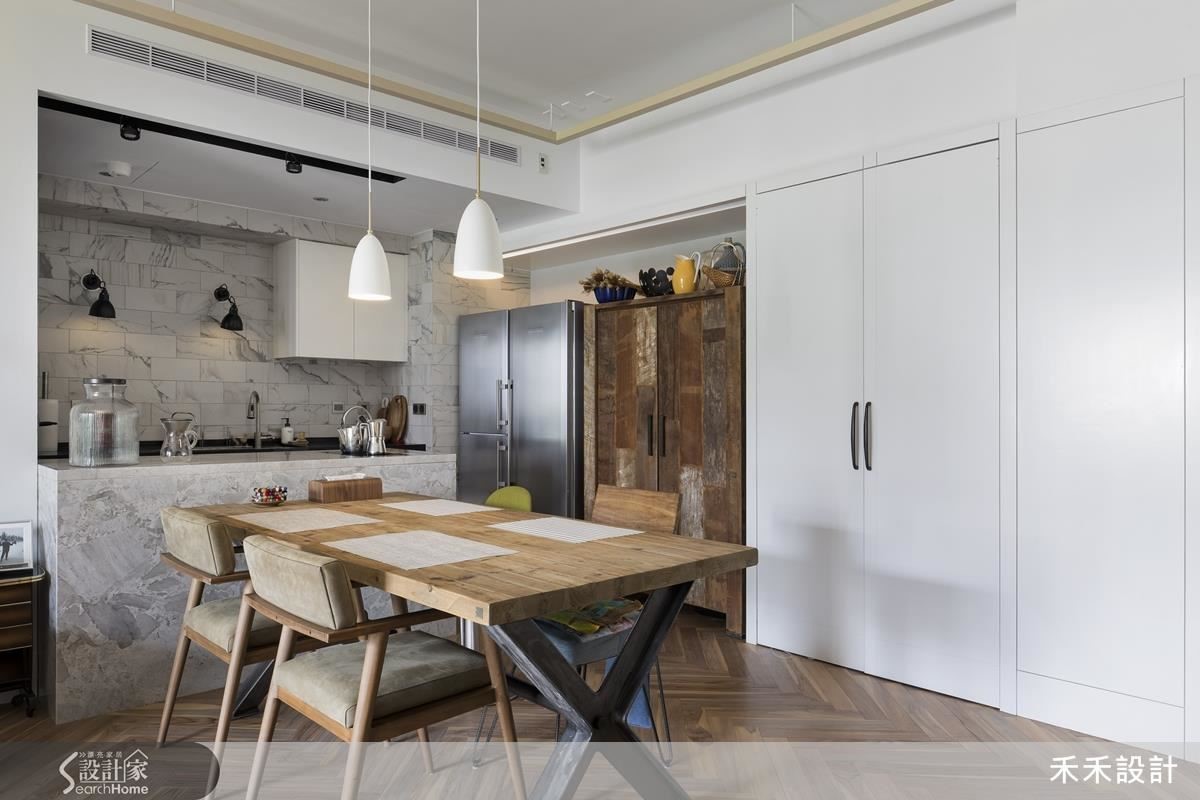 古拙原木的櫃子是女主人一見鍾情的家具，配合此家具，家中特意搭配了許多木製配件，讓居家呈現更有溫度。木櫃旁的白色櫃門一打開，是男主人為了和家人一起活動而設立的隱藏工作空間。