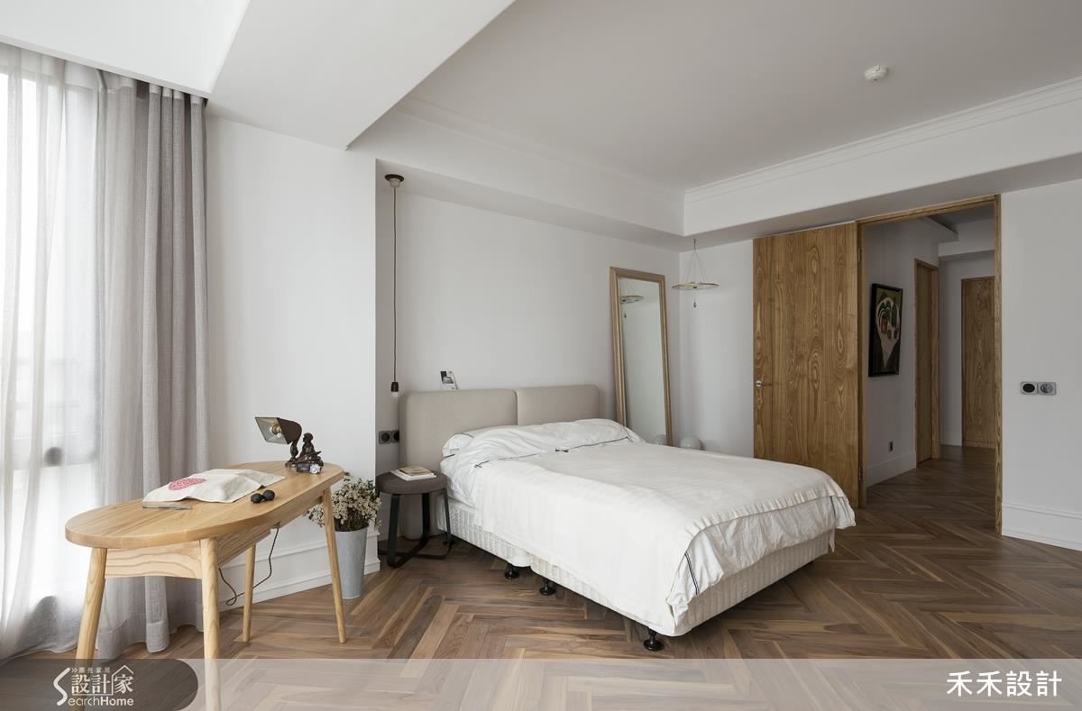 大片落地窗旁的主臥，保留了一大片屋主與孩子白日可以一起活動的明亮空間，夜間，刻意不設計日光燈的房間，成為甜謐安睡的寢室。