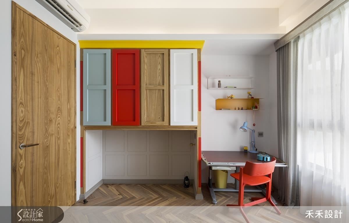 還在念小學的弟弟房間多了許多色彩和童趣，櫃子下特意保留的空間除了是開放性置物櫃，也是弟弟和玩伴們的祕密基地。