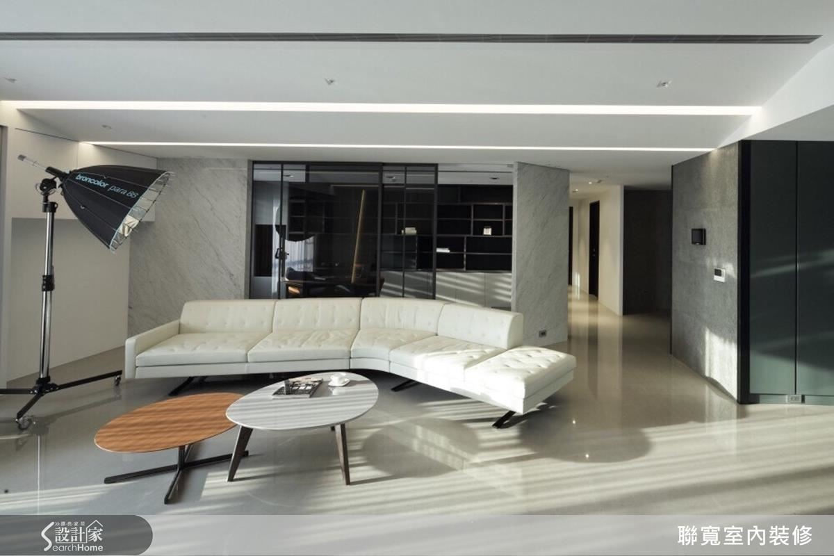 設計師將屋主拍照用的棚燈改造成個性立燈，為家中增添一抹暖光。