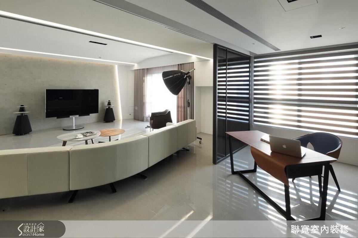 平常都敞開的灰色玻璃拉門 ，讓時常在書房工作閱讀的男主人，能以陪伴參與女主人在客廳的活動。