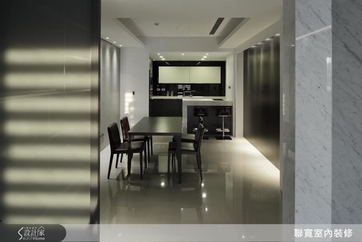 餐廳旁的黑色鐵板，是一道可以隨時更換展示照片的回憶牆，一邊吃飯一邊回憶凝聚平常各地忙碌家人們的情感。