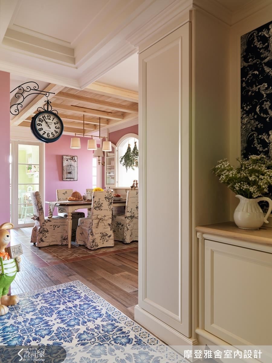 串聯玄關與餐廳空間的豆沙紅。