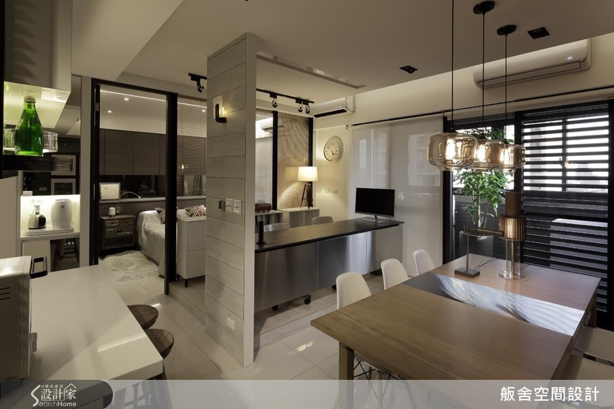 立面作為空間劃分的暗示，設計師以 PVC 地板做為立面裝飾，讓立面同時也成為展示平檯。後上方擺放了兩台冷氣，預備將來再多一個隔間空間的可能性。