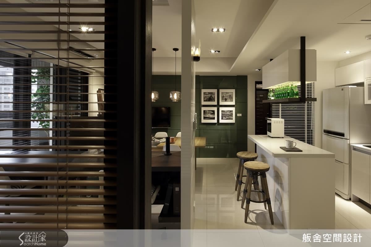 軍綠色日式壁紙的主牆，有烤漆般細緻質感和獨有色澤，放上展示品又是一股人文氣息。