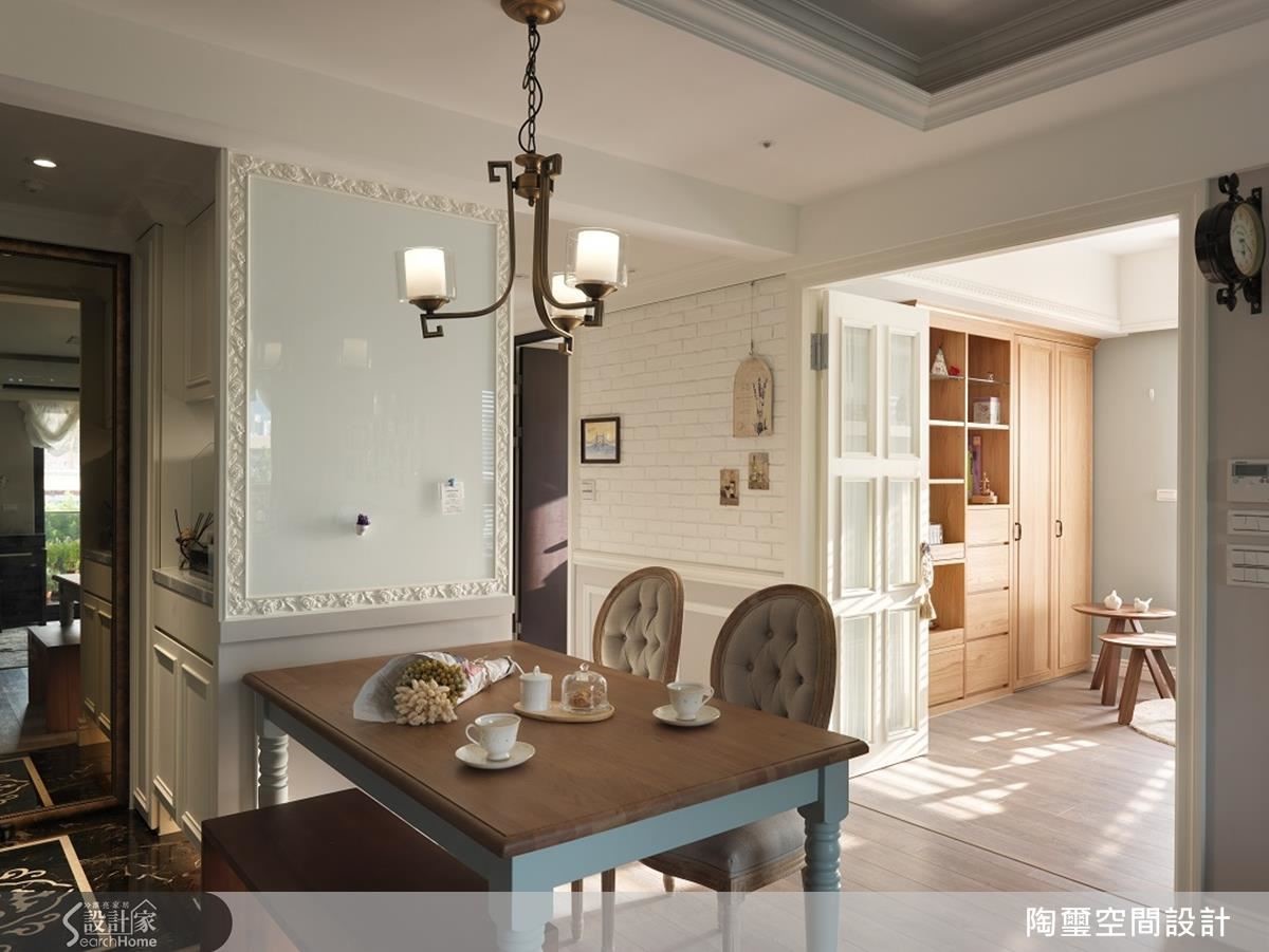 玄關以附有白膜玻璃功能的雙面櫃拓增收納量度,同時巧妙創造餐廳的使用寬度。 玄關以附有白膜玻璃功能的雙面櫃拓增收納量度,同時巧妙創造餐廳的使用寬度。