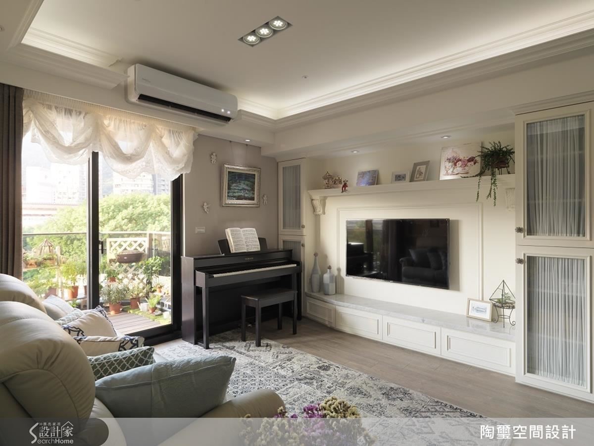 設計師為陽台鋪設木板條,讓女主人彷彿在泰晤士河畔擁有一片綠意小天地。 設計師為陽台鋪設木板條,讓女主人彷彿在泰晤士河畔擁有一片綠意小天地。