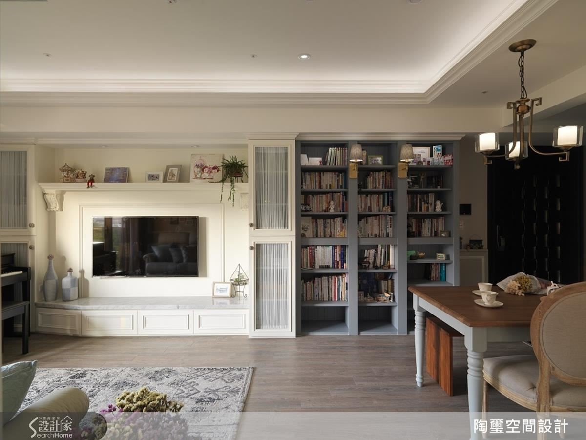 電視主牆以奶油色的「半壁爐式」設計,搭配複疊花紋地氈,達成清新古典風格營造。 電視主牆以奶油色的「半壁爐式」設計,搭配複疊花紋地氈,達成清新古典風格營造。