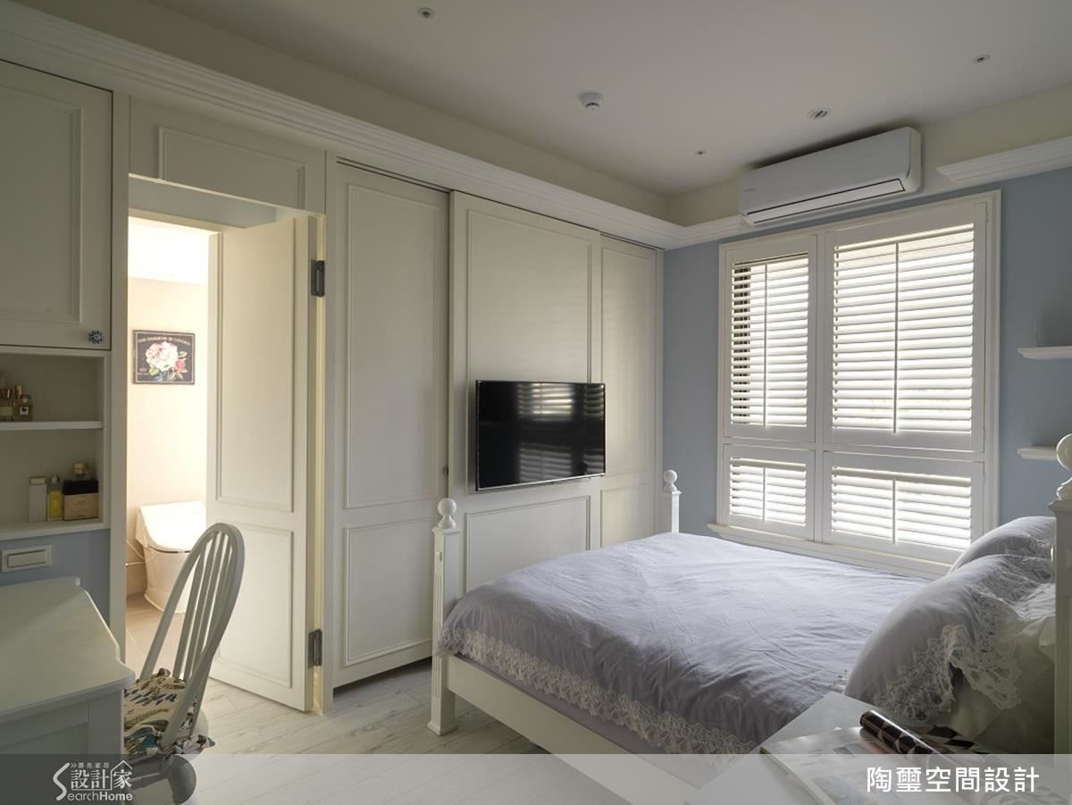 將電視牆與衣櫃拉門結合,保留 70 公分的櫃體深度,成功解決主臥空間不足的收納問題。 將電視牆與衣櫃拉門結合,保留 70 公分的櫃體深度,成功解決主臥空間不足的收納問題。