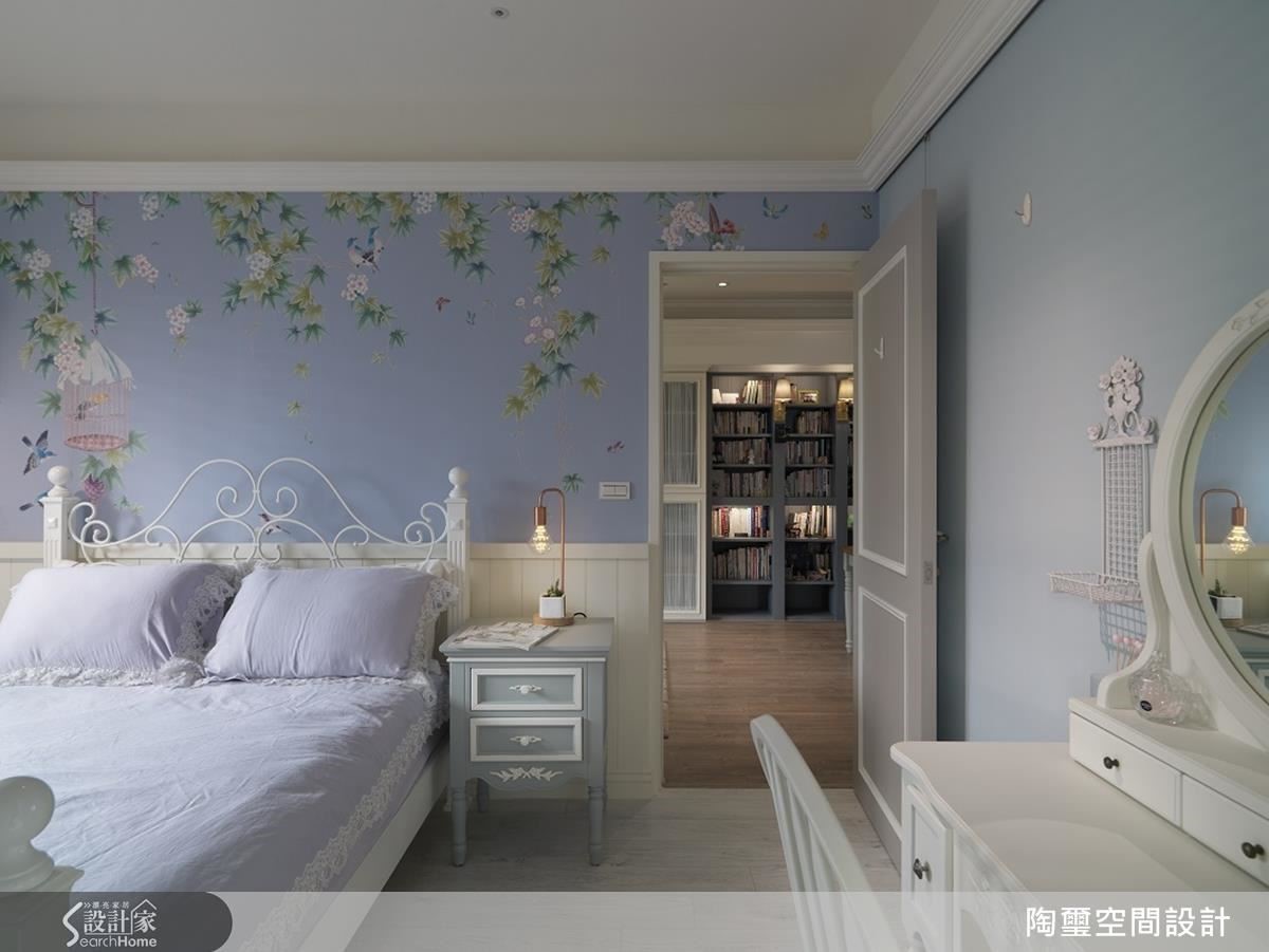 依據屋主需求,設計師在公、私領域以冷暖色木地板做出場域區隔。 依據屋主需求,設計師在公、私領域以冷暖色木地板做出場域區隔。