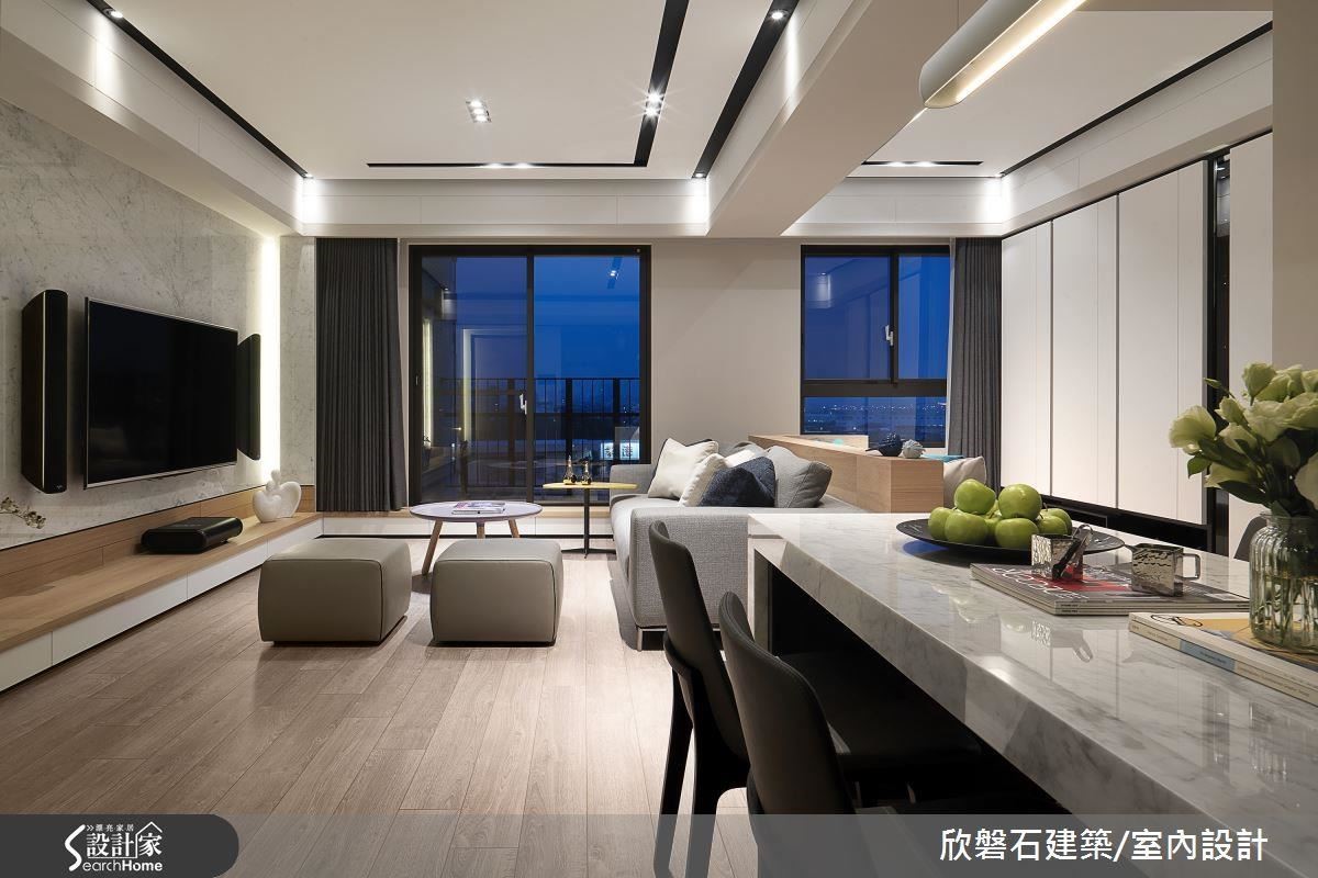 上方可以擺放綠意盆栽或逸品，抽屜打開也便於收納各種小物，賓客來臨時，立刻化身為一整排長椅。