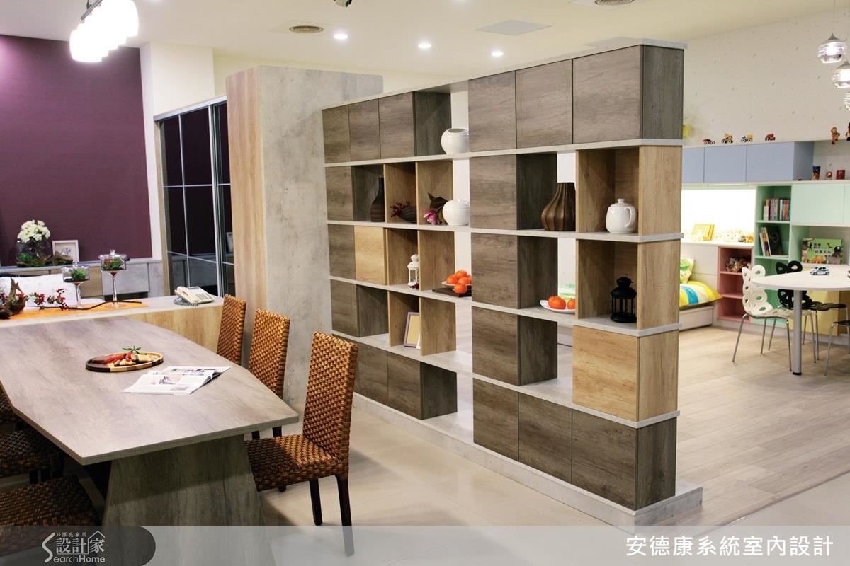 以 25 個方櫃不規則拼接成的隔間櫃，好似一顆顆魔術小方塊，打破制式格局，以穿透性和實用性，創造空間豐富度。