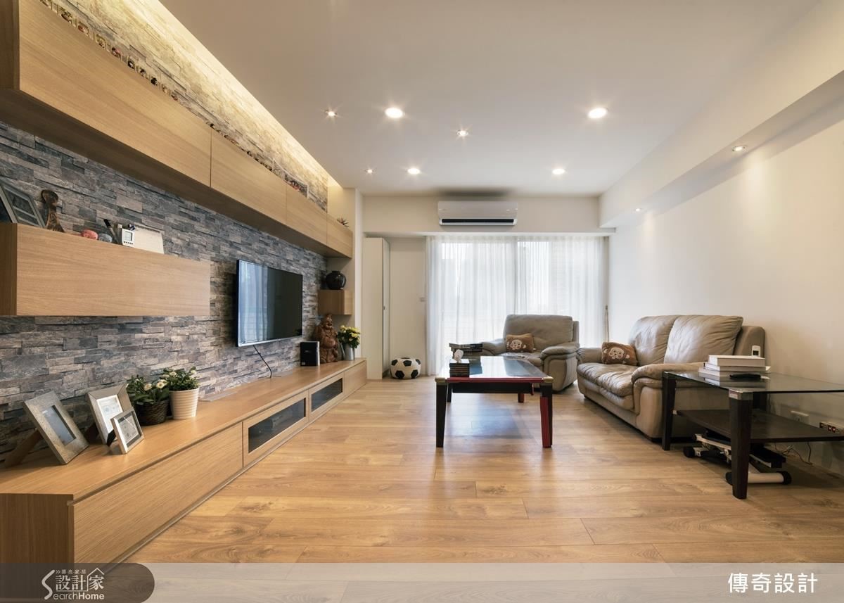 客廳大片落地窗灑落明亮自然光，而較低的天花，設計師運用壁面的間接燈光與客廳天花嵌燈拉高視覺感。