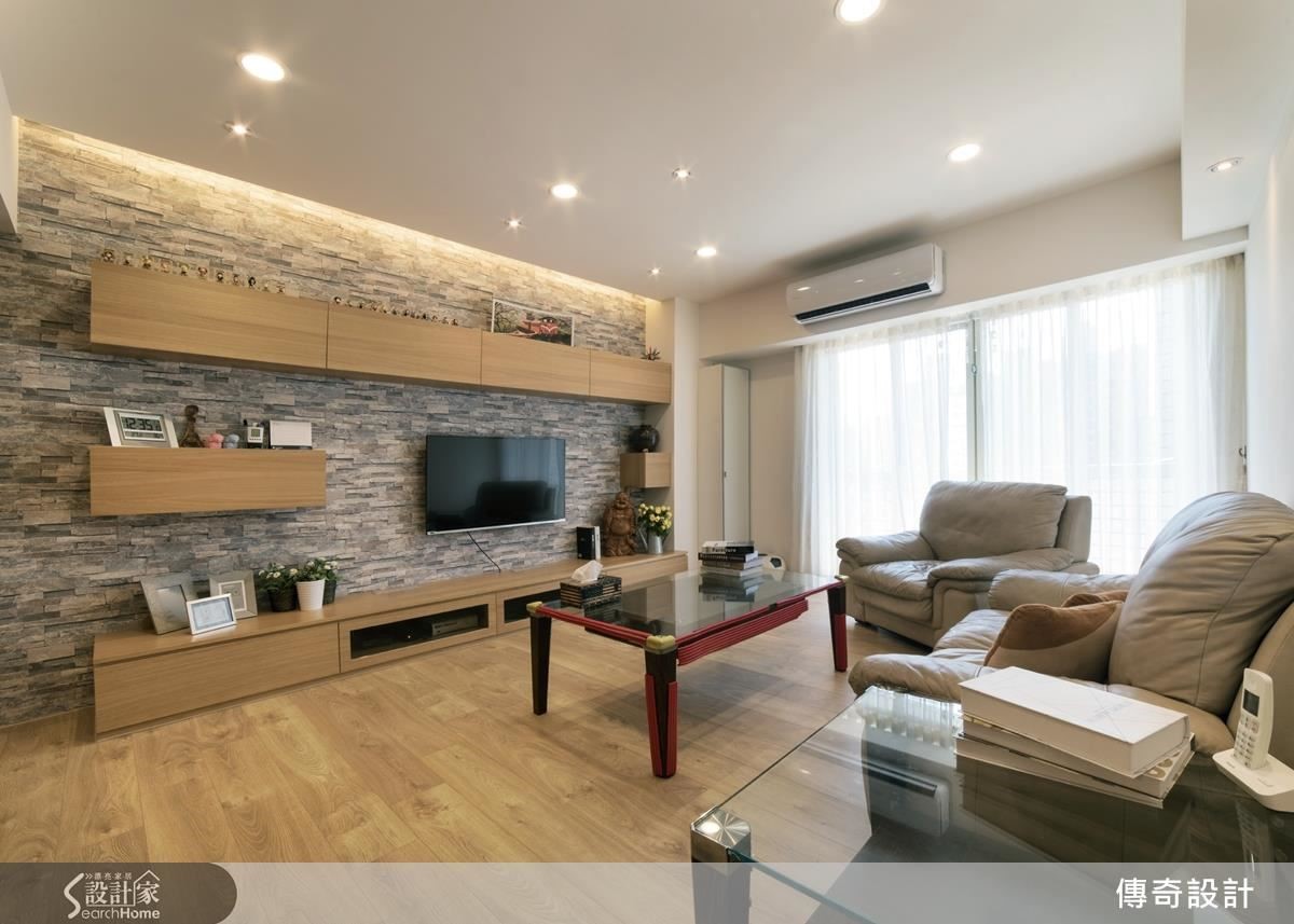 電視牆選用日本進口石紋壁紙與淺褐色家具互做搭配，並為客廳增添沉穩質感，而連壁式線條電線櫃不僅豐富收納機能，也延伸空間視覺。
