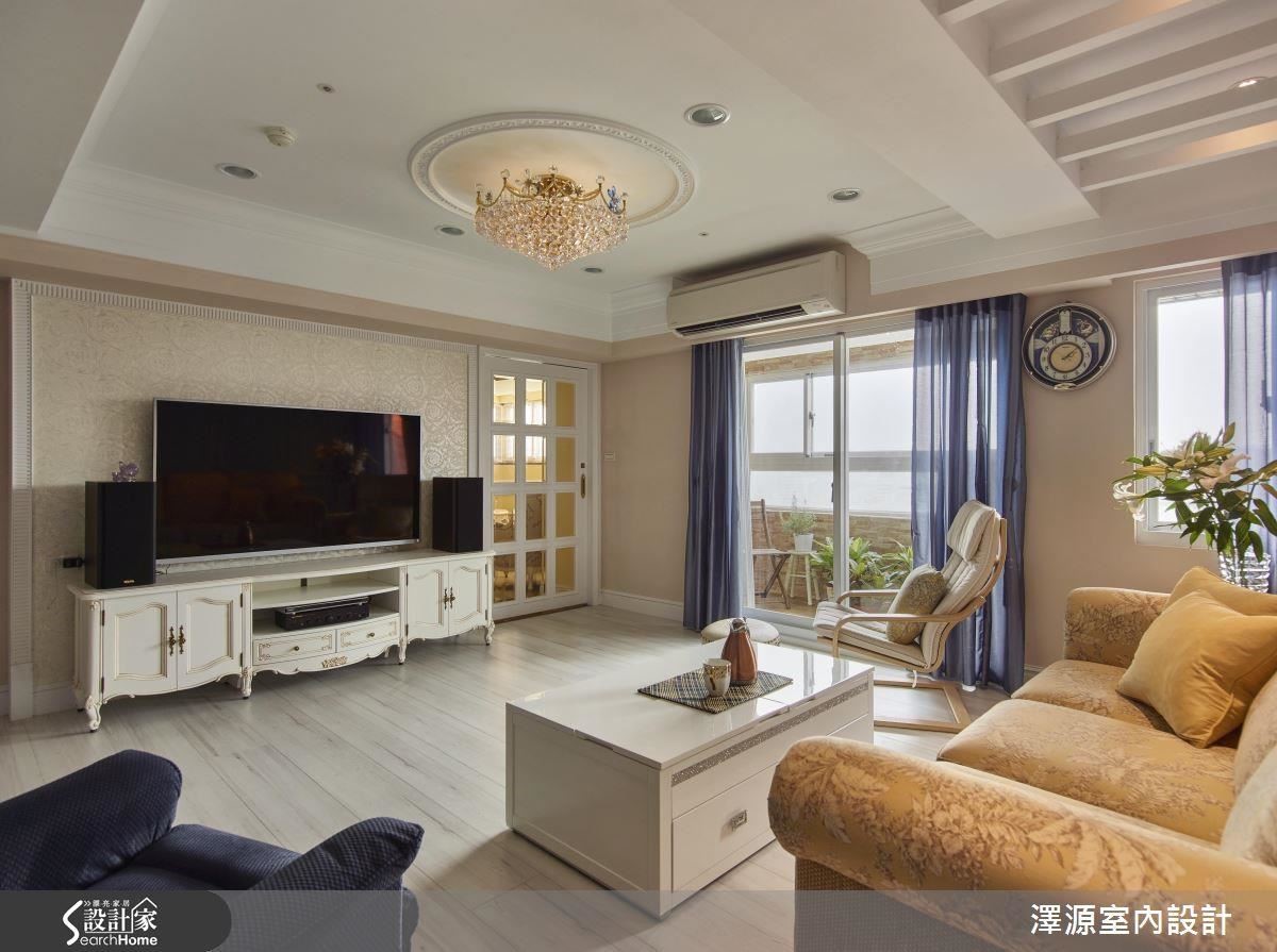 70 坪的空間中，設計師滿足了屋主風格喜好，成就古典鄉村風居家。