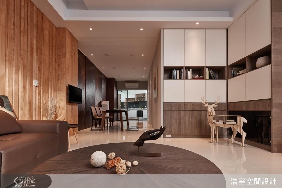 L 型的收納櫃順著牆壁延伸，成功虛化櫃體壓力，也順勢導引動線，串聯空間。